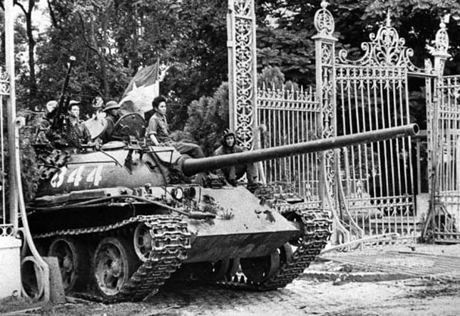 Tấm ảnh trên báo The Telegraph (Anh) ngày 30-4-2010 với chú thích: 30-4-1975: Một xe tăng của quân đội nhân dân Việt Nam tiến vào cổng Dinh Độc lập (Sài Gòn)…                 Ảnh: The Telegraph