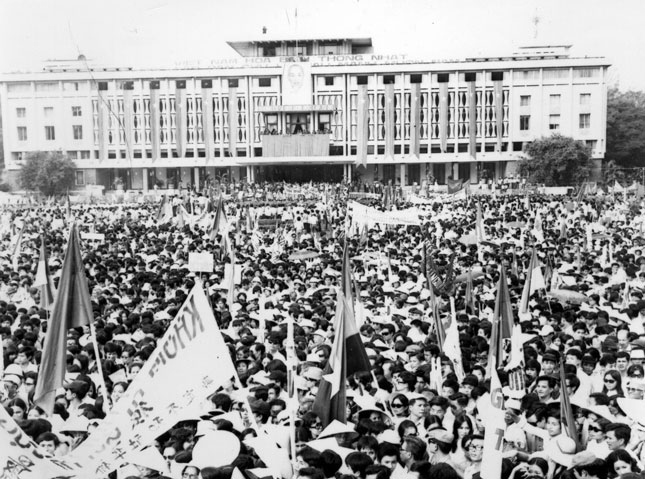 Quang cảnh buổi mít-tinh ra mắt Ủy ban Quân quản thành phố Sài Gòn sau ngày giải phóng 30-4-1975.  							Ảnh: TTXVN