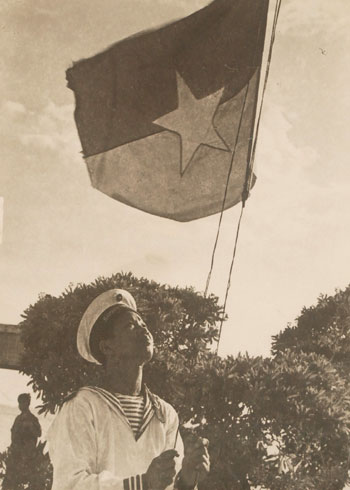 Kéo cờ giải phóng ở đảo Sơn Ca thuộc quần đảo Trường Sa năm 1975.  (Nguồn: baoninhthuan.com)