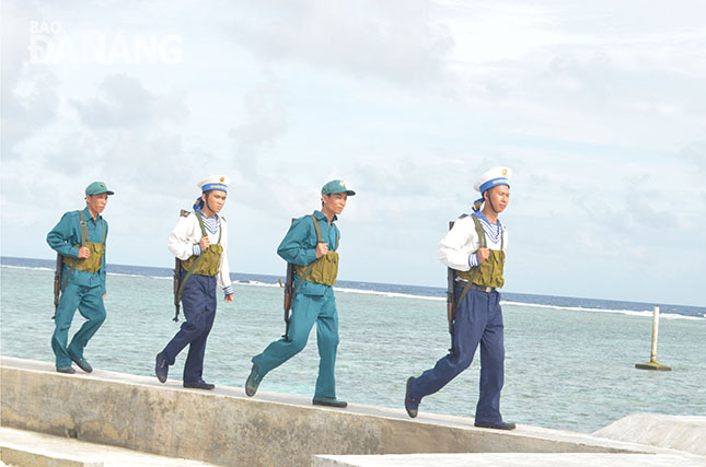 Quân, dân đảo Sinh Tồn tuần tra bảo vệ chủ quyền biển, đảo.  				            Ảnh: N.P