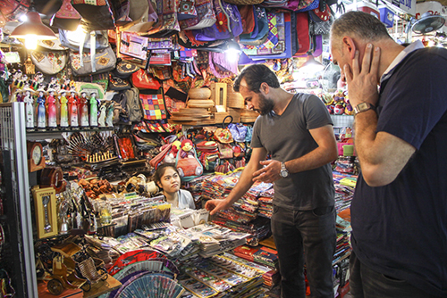 Foreign visitors at Ho Chi Minh City's Ben Thanh Market (Photo: Internet)