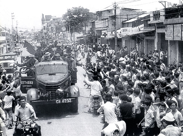Nhân dân Sài Gòn đổ ra đường hoan hô bộ đội giải phóng ngày 30-4-1975. (Ảnh tư liệu)