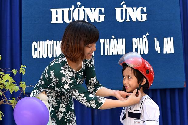  … and ‘An Toan Giao Thong’ (Traffic Safety) by Nguyen Thi Lien shared 2nd place. Third prizes were given to: