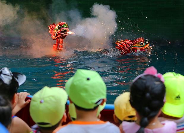   … ‘Roi Nuoc Dinh Lang Hai Chau’ (A Water Puppet Show at the Hai Chau Communal House Festival) by Dinh Lo, …