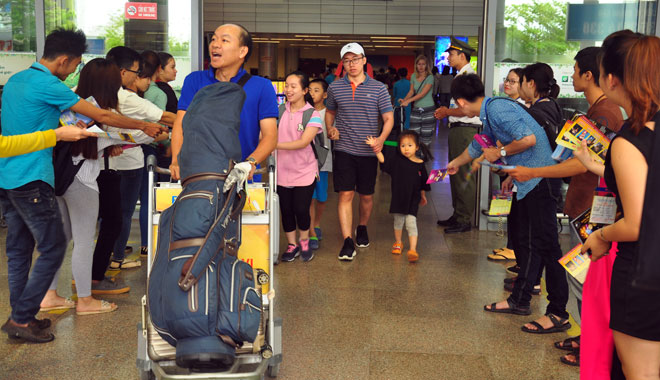 Lượng khách đổ về Đà Nẵng đang ngày một đông (Trong ảnh: Khách du lịch đến Đà Nẵng bằng đường hàng không)