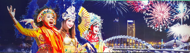 Những hình ảnh quảng bá về Lễ hội pháo hoa Đà Nẵng 2017 được trang trí trên khắp tuyến đường Trần Hưng Đạo - nơi dẫn vào sân khấu chính của lễ hội.