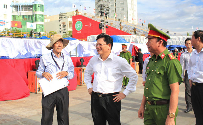 Phó Bí thư thường trực Thành ủy Võ Công Trí đi kiểm tra công tác chuẩn bị tại khu vực khán đài và sân khấu DIFF 2017. Ảnh: KHANG NINH