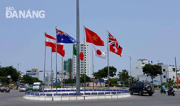 National flags of DIFF’s participating countries, namely Viet Nam, Austria, Switzerland, Japan, China, the UK, Australia, and Italy, have already raised at a local roundabout.