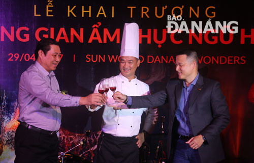 Chủ tịch UBND thành phố Huỳnh Đức Thơ cùng Ban tổ chức Không gian ẩm thực Ngũ hành chúc mừng lễ khai mạc.