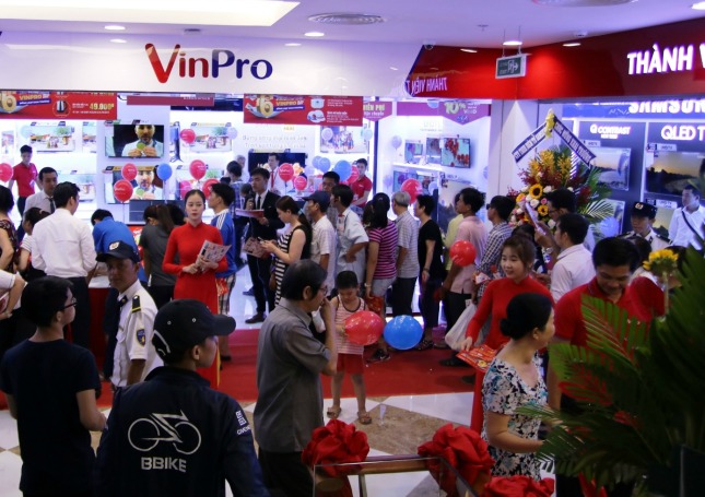 Đông đảo khách hàng tới mua sắm tại 5 TTTM Vincom mới khai trương ngày 29-4.