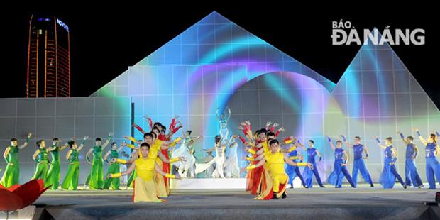 A dance item entitled ‘Ruc Sang Hoa Dang Tren Song Han’ (Glowing Flower Garlands on the Han River) by artistes from Thua Thien Hue Province’s Hue Royal Arts Theatre