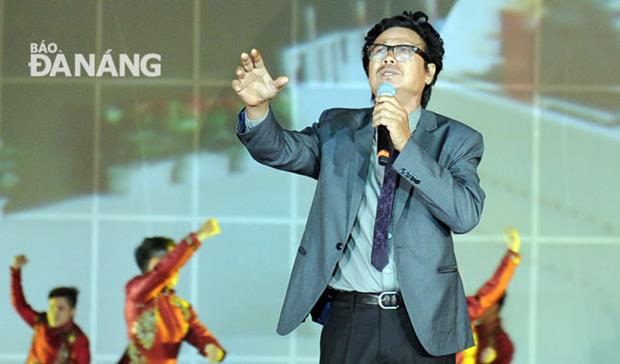 Domestic singer Cao Minh in a song named ‘Viet Nam Tren Duong Chung Ta Di’ (Viet Nam on Our Way) composed by musician Huy Du