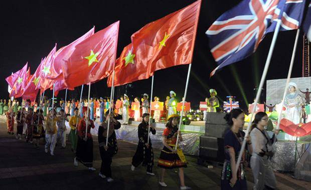 A procession of the flags of DIFF’s participating countries, namely Viet Nam, Austria, Switzerland, Japan, China, the UK, Australia, and Italy.