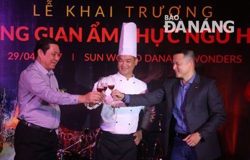 Chairman Tho (1st left), Mr Hai (centre), and Mr Dang Minh Truong, General Director of Sun Group, from the organising board