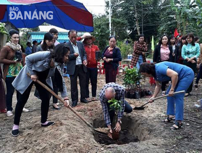 Hỗ trợ hội viên nghèo trồng vườn trái cây tập trung tại xã Hòa Phong, huyện Hòa Vang.