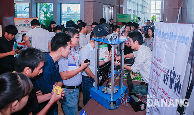 Cần có một không gian chung dành cho khởi nghiệp trong sinh viên tại Đà Nẵng để tận dụng nguồn lực đặc thù từ các trường đại học, cao đẳng.  Trong ảnh: CLB Khởi nghiệp ĐH Bách khoa tham gia Hội nghị và Triển lãm khởi nghiệp 2016.