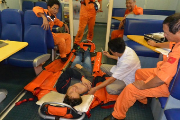  Crew member Dinh Van Dan receiving initial first aid (Photo: baomoi.com)