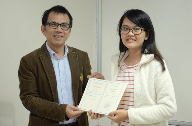  Student Dung (right) happily receiving a certificate of finishing her Japanese course