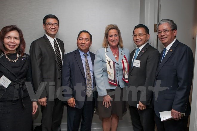 Vietnamese Ambassador to the US Pham Quang Vinh and other ASEAN ambassadors pose for a p​hoto with Congresswoman Ann Wagner (Source: VNA) 