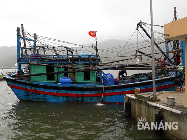 Ngư dân miền Trung làm thủ tục ra khơi. Ảnh: NGỌC PHÚ 