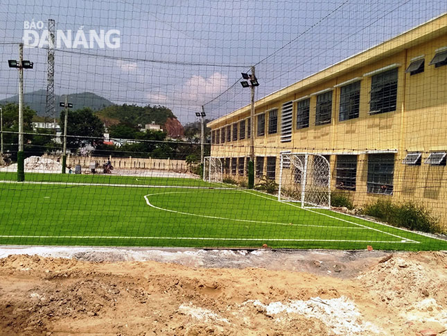 Khoảng đất trống trong khuôn viên phía sau Trường tiểu học Phan Phu Tiên bị cho thuê làm sân bóng đá mini. 