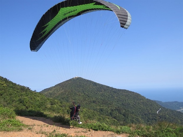 A pilot takes off from Da Nang's Son Tra Mountain (Photo: VNS)
