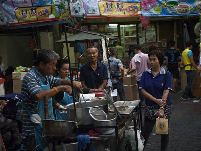 Quán ăn vỉa hè ở thủ đô Bangkok (Thái Lan).