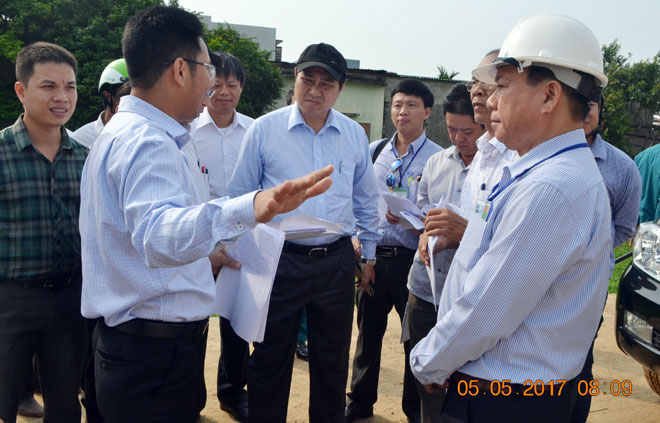 Chủ tịch UBND thành phố Huỳnh Đức Thơ nghe báo cáo vướng mắc về mặt bằng tại chợ Thọ Quang (mới)  