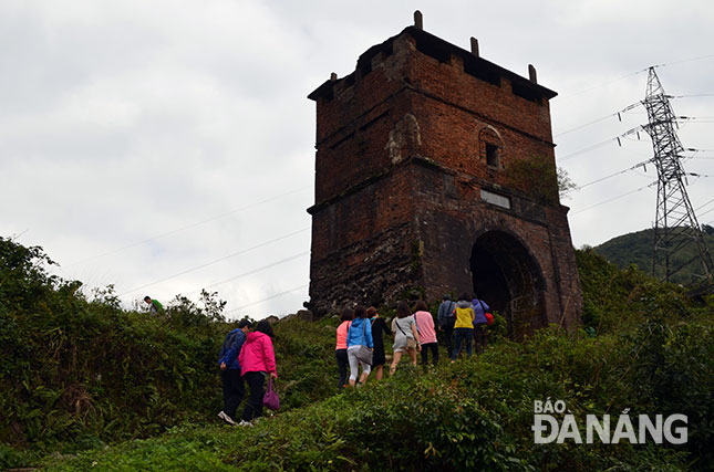 Visitors at the Hai Van Gate