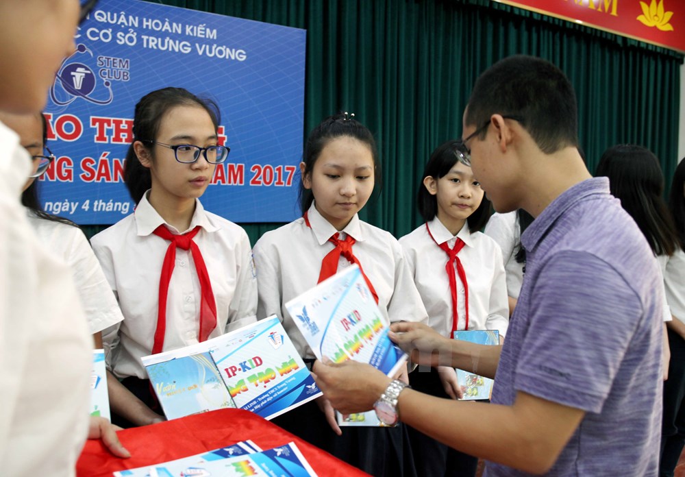 Trong ngày hội STEM - Ngày hội khoa học và công nghệ lần thứ 2 này, trường trung học cơ sở Trưng Vương đã có hơn 600 học sinh tham gia với gần 1000 sản phẩm. (Ảnh: Doãn Đức/Vietnam+)