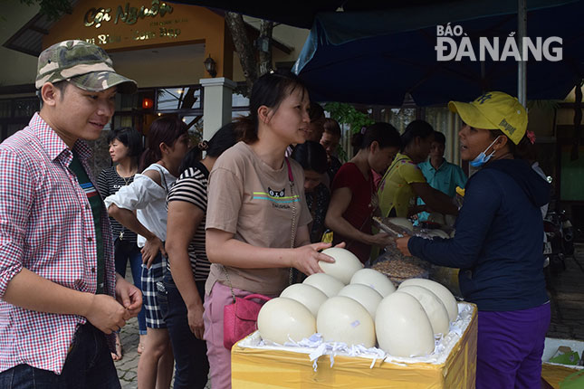 Người dân xã Hòa Ninh giới thiệu với du khách về đặc sản trứng đà điểu.