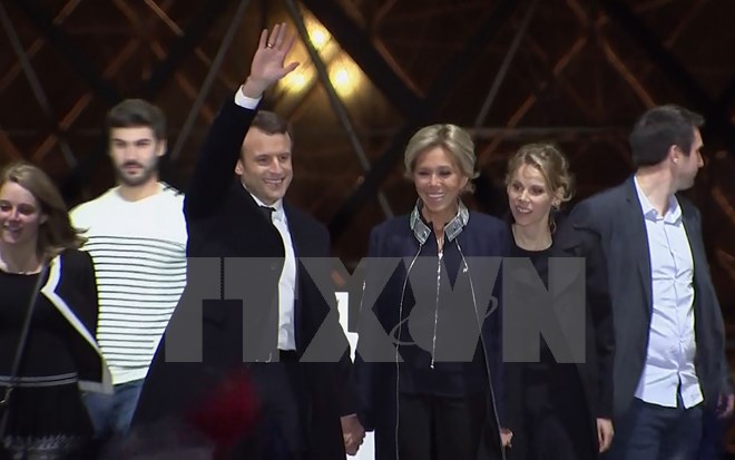 Tổng thống Pháp mới đắc cử Emmanuel Macron (thứ ba, trái sang) sau khi kết quả sơ bộ cuộc bầu cử Tổng thống vòng hai được công bố. (Nguồn: AFP/TTXVN)