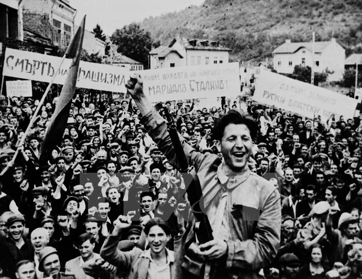 Nhân dân thành phố Lovec (Bulgaria) chào đón quân đội Xôviết tiến vào giải phóng thành phố (tháng 9/1944). (Ảnh: Tư liệu Quốc tế/TTXVN phát)