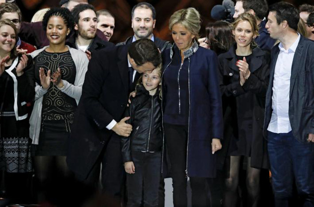 Ông Macron và vợ tại lễ ăn mừng sau chiến thắng. (Ảnh: Reuters)
