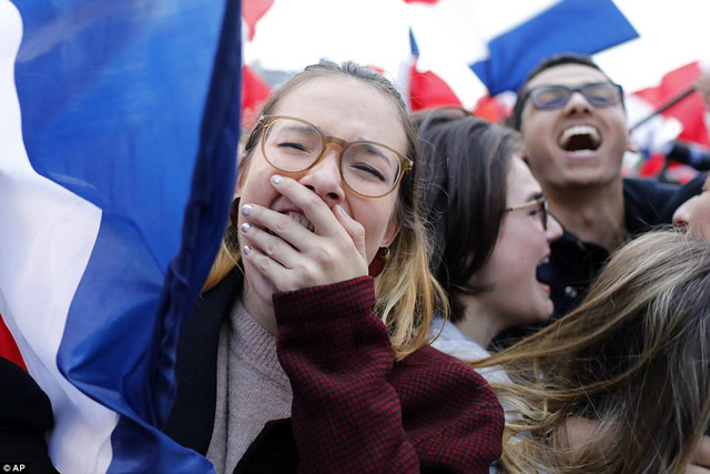 Nhiều cử tri Pháp đã bật khóc vui mừng khi kết quả xác nhận ông Macron sẽ trở thành tổng thống tiếp theo của nước Pháp. (Ảnh: AP)