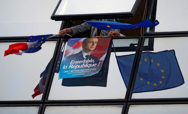 Ông Macron trở thành tổng thống sẽ chủ trương hội nhập EU thay vì quan điểm rút khỏi EU như của đối thủ đảng Mặt trận Quốc gia Marine Le Pen. (Ảnh: Reuters)