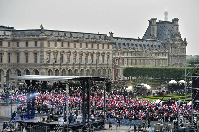 Người ủng hộ ông Macron vẫy quốc kỳ sau khi ông Macron được xác nhận sẽ trở thành tổng thống Pháp tiếp theo. (Ảnh: Reuters)
