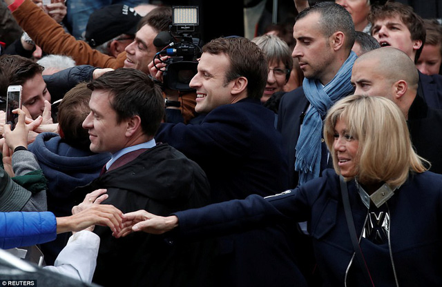 Người phụ nữ luôn sát cánh cùng ông Macron trong chiến dịch tranh cử vừa qua là người vợ hơn 24 tuổi, bà Brigitte Trogneux. (Ảnh: Reuters)