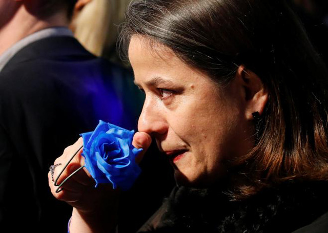 Giữa những tiếng reo hò vui mừng là những giọt nước mắt tiếc nuối của người ủng hộ bà Le Pen. (Ảnh: Reuters)