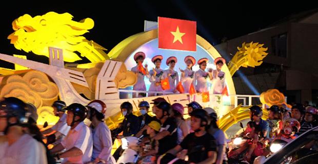 The vehicle of Da Nang featured the re-creation of the city’s Rong (Dragon) Bridge, and on board were some beautiful local ladies in ‘ao dai’ (Vietnamese traditional long dress)