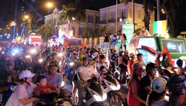 A section of Bach Dang crowded with locals and visitors