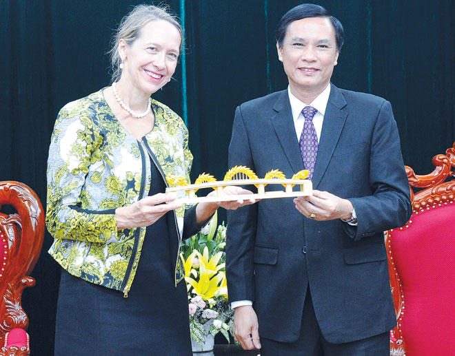 US Consul General Tarnowka (left) and Vice Chairman Mien