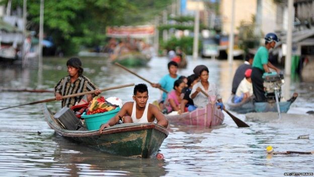 Resident paddle through floodwater in Kalay, Sagaing Region after being hit by heavy rain - Illustratiive photo (Photo: BBC)