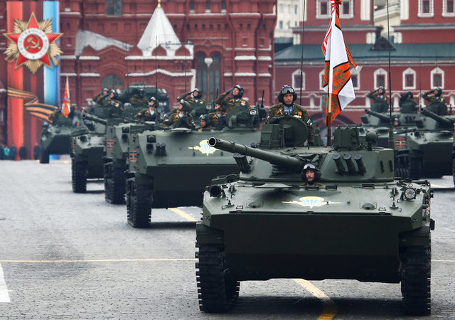 Các xe tăng trong lễ duyệt binh (Ảnh: Reuters)