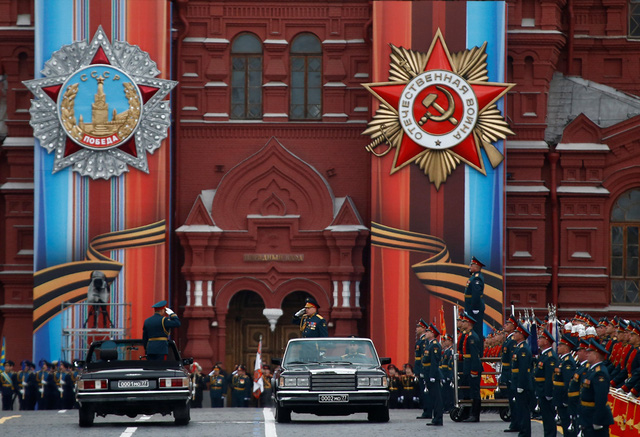 Bộ trưởng Quốc phòng Sergei Shoigu và Tư lệnh Bộ binh Oleg Salyukov duyệt đội danh dự (Ảnh: Reuters)