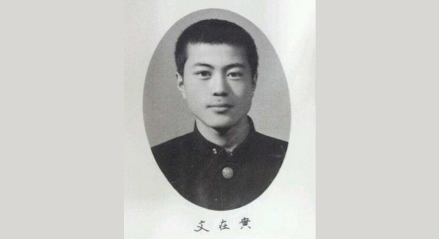 Trước khi ông Moon Jae-in chào đời vào tháng 1/1953, cha mẹ ông đã tị nạn từ Triều Tiên sang khu vực phía đông nam Hàn Quốc trong cuộc chiến tranh liên Triều. Ông Moon từng nói rằng gia đình ông khi đó rất khó khăn và cha mẹ ông đã phải làm việc suốt ngày đêm nhưng vẫn không đủ ăn. Ngay từ khi còn nhỏ, cậu bé Moon đã phải xếp hàng để chờ xin bột ngô và sữa do các nhà thờ Công giáo phát miễn phí cho người nghèo. Khi còn là học sinh trung học ở Busan, ông Moon đã bắt đầu nhận thức được tình trạng bất bình đẳng giàu nghèo trong xã hội khi chứng kiến sự giàu có của các bạn học cùng lớp. Trong ảnh: Ông Moon tốt nghiệp trường cấp 3 Gyongnam tại Busan năm 1971. (Ảnh: Korea Times)