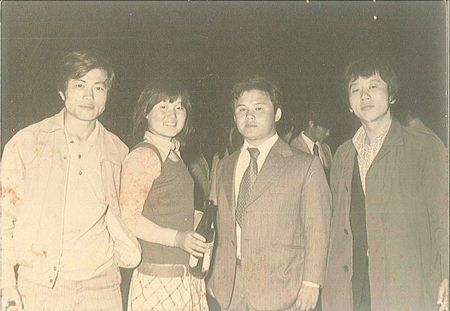 Ông Moon bắt đầu tham gia vào phong trào chống chính quyền từ năm 1969 khi Tổng thống Park Chung-hee, cha của bà Park Geun-hye (người tiền nhiệm của ông Moon bây giờ), tìm cách thay đổi Hiến pháp để chuẩn bị cho nhiệm kỳ tổng thống thứ 3. Sau khi trở thành sinh viên của Trường Luật thuộc Đại học Kyong Hee vào năm 1972, ông Moon vẫn tiếp tục tham gia phong trào đấu tranh chống chính sách khắc nghiệt của Tổng thống Park và thậm chí còn là thành viên dẫn đầu của phong trào. Trong ảnh: ông Moon Jae-in (ngoài cùng bên trái) chụp ảnh cùng bà Kim Jung-sook (vợ ông sau này) và bạn học tại Đại học Kyung Hee. (Ảnh: Korea Times)