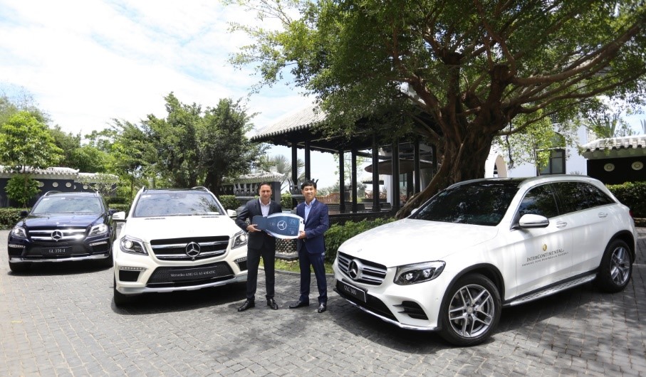 Ông Choi Duk Jun, Giám đốc Điều hành khối Kinh doanh Xe du lịch của Mercedes-Benz Việt Nam (phải) trao biểu tượng bàn giao xe cho đại diện của InterContinental Đà Nẵng