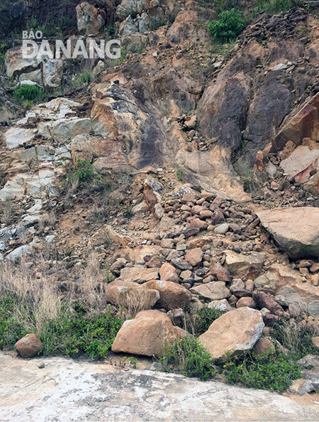 Rockfalls alongside a section of the road connecting with the Ho Sau area
