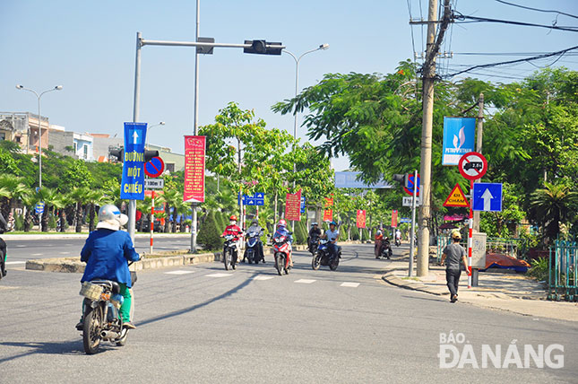 Người dân vẫn lưu thông ngược chiều trên đường gom.